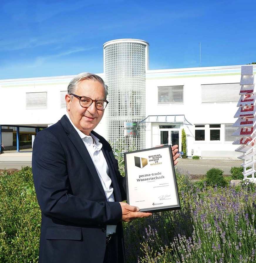 Perma-Trade Geschäftsführer Michael Sautter – hier vor der Firmenzentrale in Leonberg-Höfingen – freut sich über die besondere Auszeichnung des German Brand Awards für erfolgreiche Markenführung.