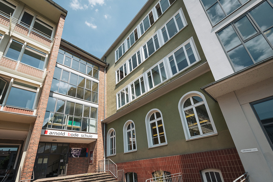 In Kassel werden in 120 Räumen von 13 Schulen und 3 Kindertagesstätten die dezentralen Comfort-Großraum-Lüftungsgeräte CGL von WOLF installiert.  