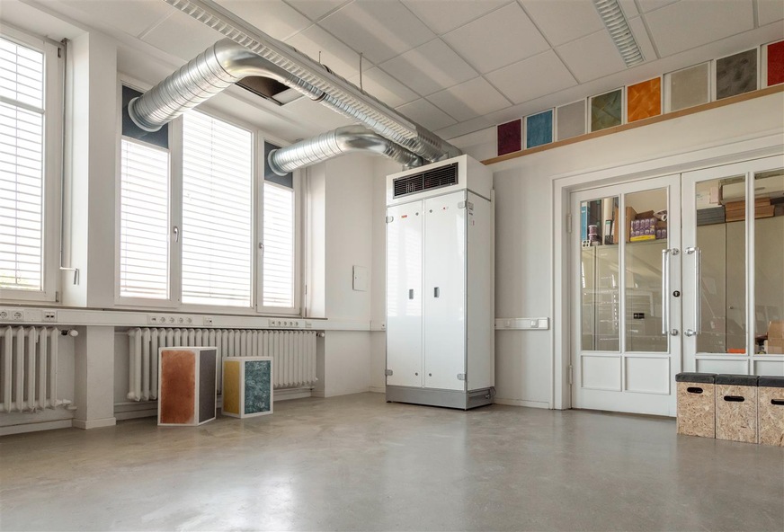 Hygienische Lernatmosphäre durch 120 dezentrale CGL Lüftungsgeräte in Klassenzimmern, bei denen reine Fensterlüftung durch starken Verkehrslärm nicht möglich ist.