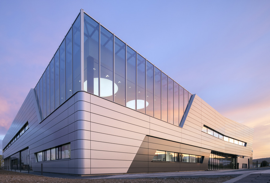 Grüne Gebäude sind ein enormer Hebel für die Erreichung der Energiewende und wichtig für den Klimaschutz: Heizung, Warmwasser und Kühlung zählen in Deutschland sowie global zu den großen CO₂-Emittenten. Massive Förderungen bei Modernisierung und Neubau sollen dazu beitragen, die Klimaziele zu erreichen.