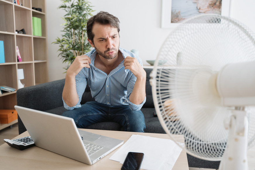 Deutsche verbringen durchschnittlich 15 Stunden pro Woche bei unangenehmen, heißen Sommertemperaturen im eigenen Haus. 