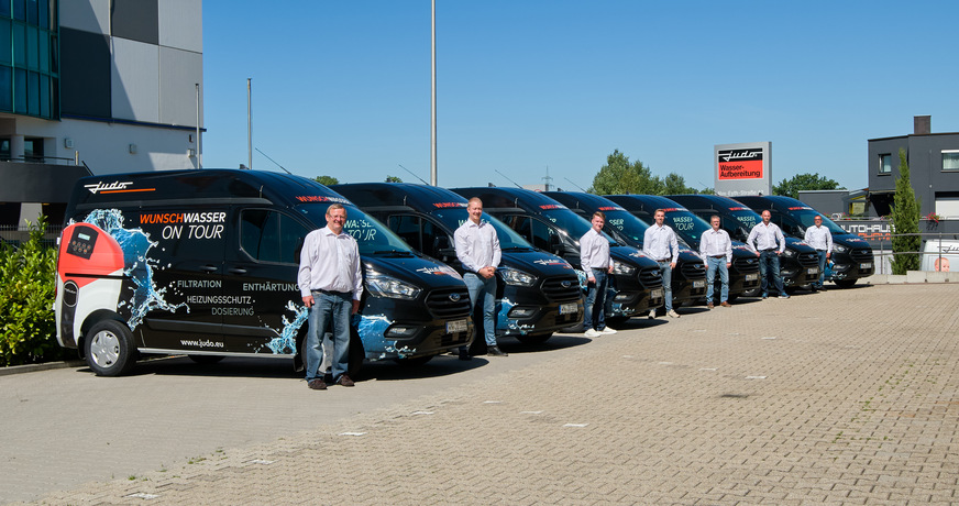 Mit insgesamt sieben Kleinbussen werden die Judo-Fachberater*innen in den nächsten Monaten Kunden in ganz Deutschland besuchen und damit die Produkte und Neuheiten direkt zum Kunden bringen.&nbsp;