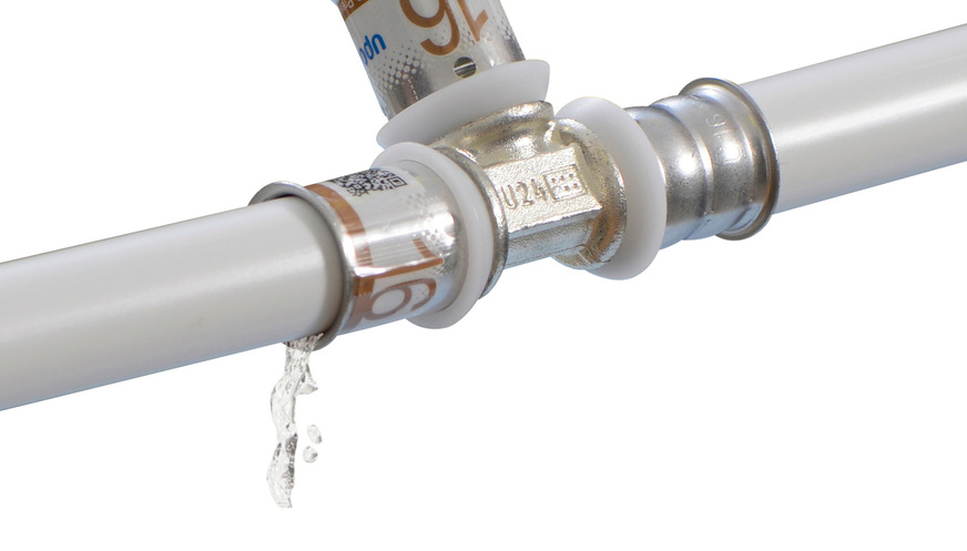 Klassisches Kontrollmerkmal: unverpresst undicht. Durch das sichtbar austretende Wasser im unverpressten Zustand kann keine Pressstelle mehr vergessen werden und eventuelle Schäden verursachen.