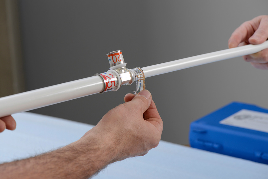 Die Fittings S-Press Plus sind mit einer speziellen Folie mit Dimensionsangabe ummantelt, die nach dem Verpressen einfach abgelöst werden kann und so zusätzlich zur „Unverpresst-undicht“-Funktion eine weitere Verpresst-Kontrolle bietet.