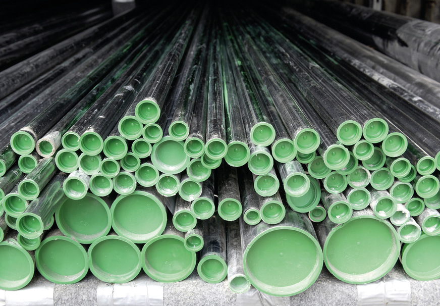 Trinkwasserrohre sind eine „Lebensmittelverpackung“. Entsprechend hygienisch müssen sie beim Transport und der Lagerung behandelt werden. Stopfen an den Rohrenden verhindern dabei Schmutzeintrag, der sonst Keimen Nahrung bietet.