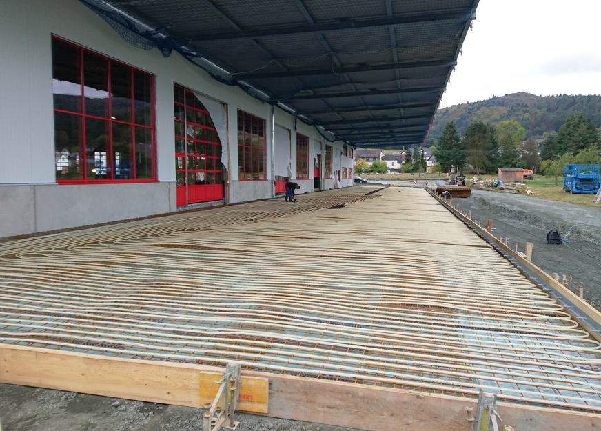 Freiflächenheizungen leisten auf Wegen und Einfahrten einen Beitrag zur Verkehrssicherheit und zur Unfallverhütung. Bei Roth Plastic Technology sorgen 40 Heizkreise für Sicherheit in der Verladezone.&nbsp;