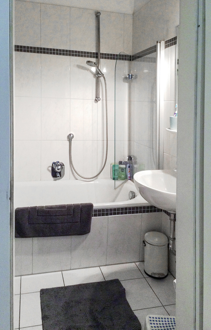 Alles musste raus! Nicht nur die alten Sanitärobjekte, sondern auch die Fliesen, die in zwei Lagen übereinander geklebt waren.