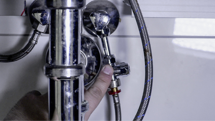 4 Fachmännisch wird auch der Wasseranschluss für die Installation des neuen Dusch-WCs vorbereitet. Das Foto zeigt die Installation des T-Stücks.