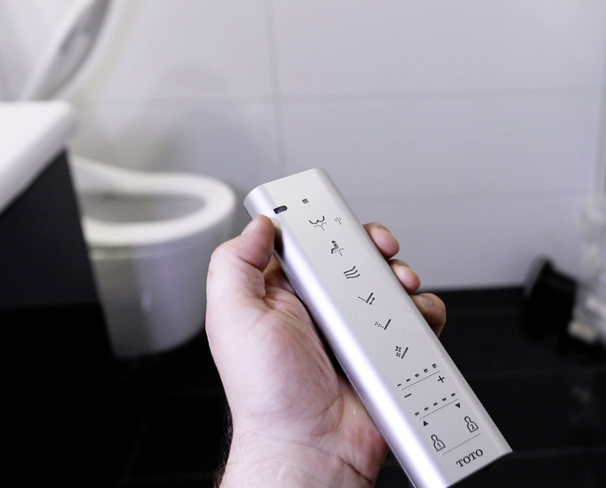 12 Zum Schluss wird noch die Fernbedienung aktiviert – und das neue Dusch-WC kann in Betrieb gehen. Die persönlichen Nutzereinstellungen für bis zu 2 Personen können gespeichert werden.