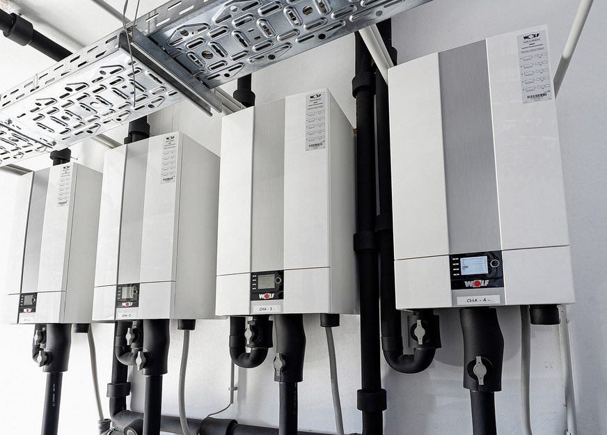 Um flexibel hohe Ansprüche für Warmwasser, Heizung oder Kühlung zeitlich getrennt oder parallel zu erfüllen, werden die Wärmepumpen-Innenmodule an einen gemeinsamen Vorlauf angebunden.