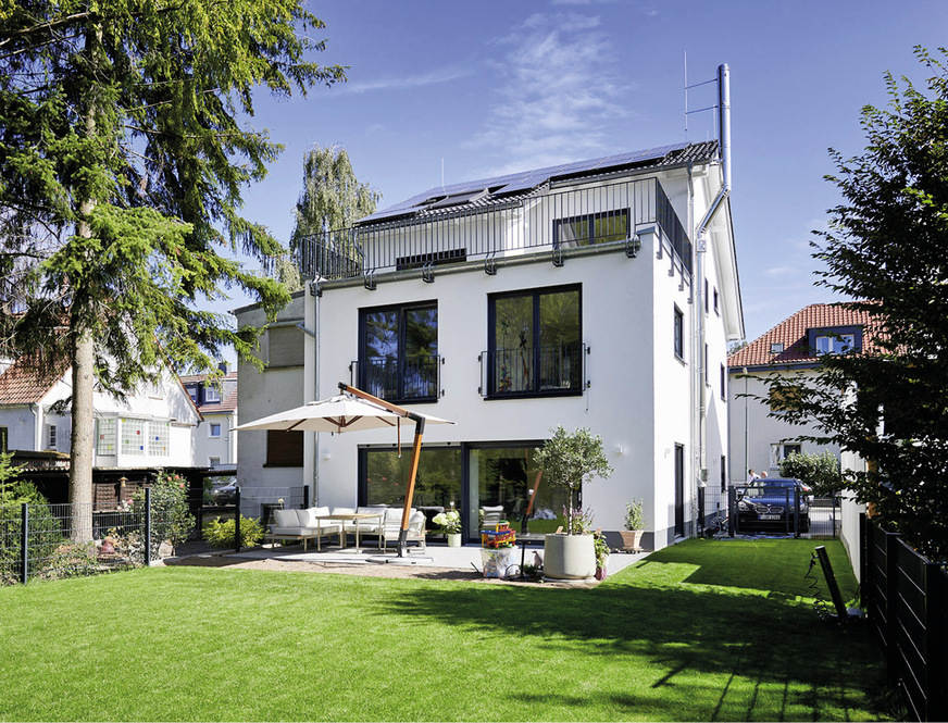 Der Neubau gründet statt auf einem Kriechkeller auf einer Betonplatte, sodass der bestehende Altbau nicht aufwendig abgefangen werden musste. Das trug maßgeblich dazu bei, jegliche Bauschäden zu verhindern. Wegen des fehlenden Kellers wurde die Haustechnik im Dachgeschoss untergebracht.