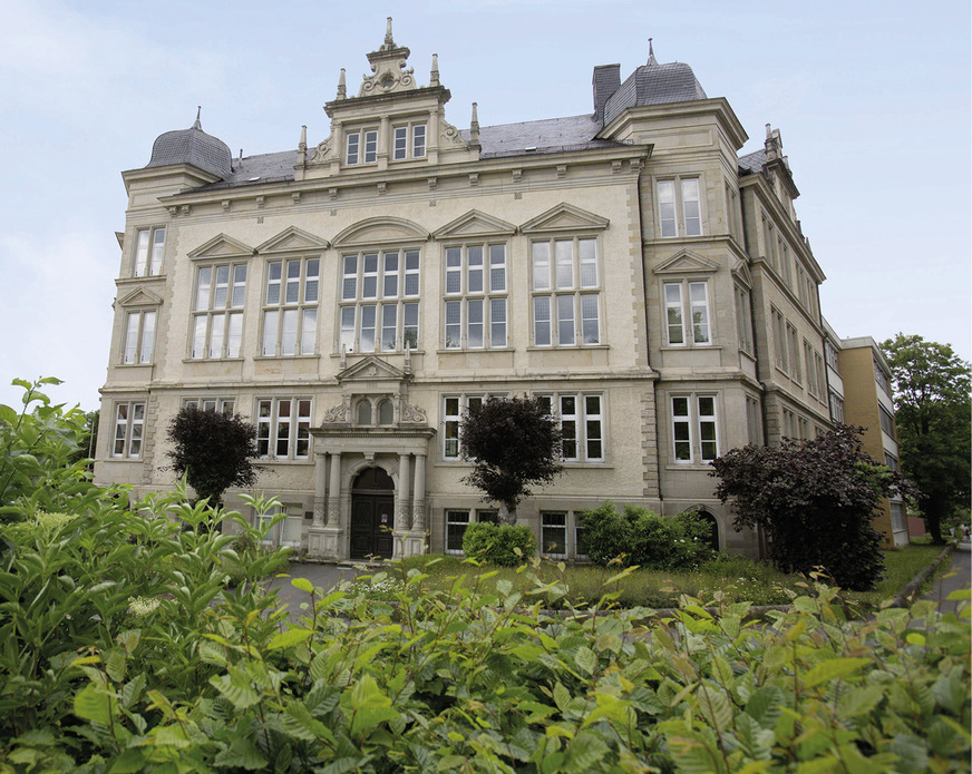Steht schon länger da: das 1901 errichtete Gebäude in Hann. Münden, in dem sich heute die „Schule am Botanischen Garten“ befindet (kleines Bild oben). Neu: der Blick in den Heizraum mit den beiden Gas-Brennwertkesseln Logano plus KB372 von Buderus und der Brennstoffzelle BlueGen BG-15 von Solidpower (Bild links, vorne rechts).