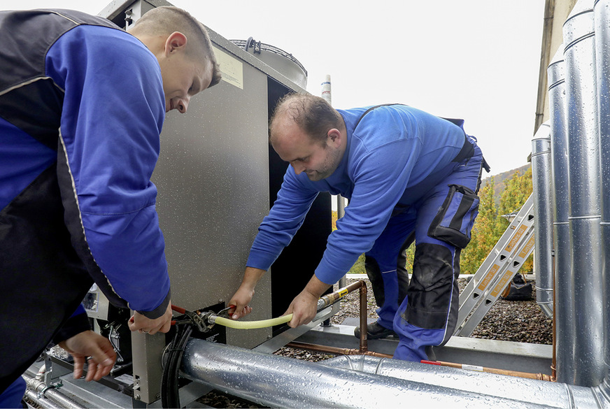 Die beiden Gas-Absorptionswärme­pumpen Logatherm GWPL 41kW wurden fachgerecht auf dem Dach des dreistöckigen Bauwerks installiert.