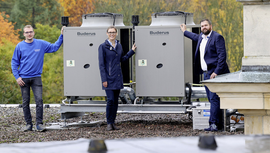 Die Köpfe des Projektes: Björn Schüler, Meister Haustechnik bei der Thiedemann GmbH (links), Dipl.-Ing. Julia Johanna Geese von Geese Beratende Ingenieure GbR und Marcus Kleeblatt, Projektmanager technischer Systemvertrieb bei Buderus.