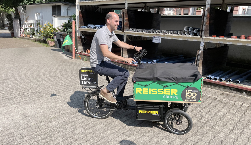 Dreht die ersten Runden auf dem Lastenfahrrad: Christian Stather, Geschäftsführer der E. Stather GmbH, will zukünftig seine Stadtkunden CO2-sparend beliefern.