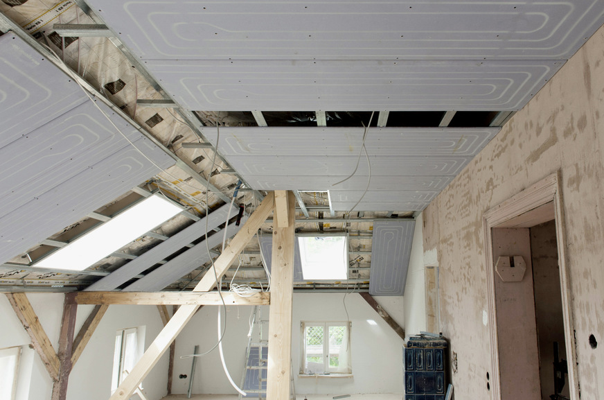 Heiz- und Kühlsysteme für Wand und Decke, wie „Uponor Renovis“, eignen sich für die Kombination mit einer Fußbodenheizung. Darüber hinaus sind sie für Dachgeschoss-Modernisierungen interessant.
