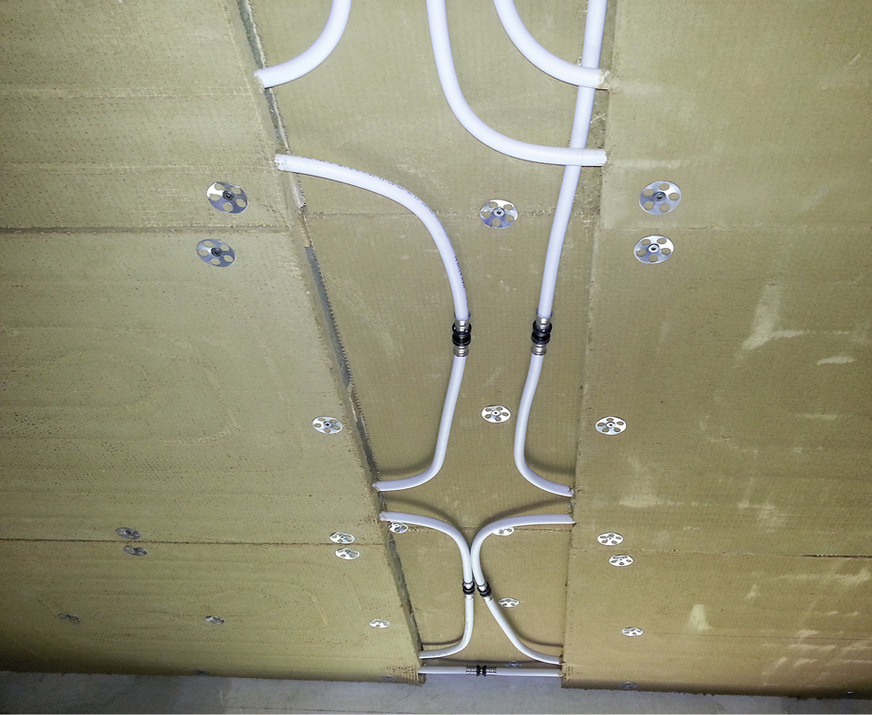 Konstruktionsaufbau Trockenbausystem in geschlossener Modulbauweise: Unterkonstruktion, bestehend aus OSB-/ESB-Spanplatten, Vollholzdecken oder Profile der Abhangkonstruktion, Lehmmodule mit werkseitig eingelegten Rohren, Heiz-/Kühlrohr, sauerstoffdicht nach DIN 4726, Füll- und Decklage aus Lehm und Kalk, Oberflächenbeschichtung Lehm- oder Mineralfarbe.