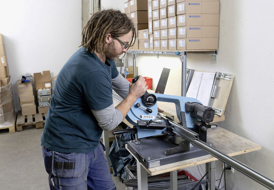 Handwerkliche Vorfertigung in vier Schritten. Schritt 1: Ablängen des Profils.