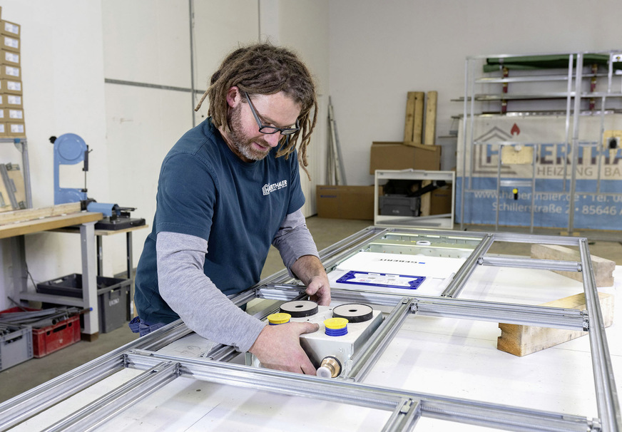 Schritt 2: Tragsystem auf dem Arbeitstisch ­zusammenfügen.