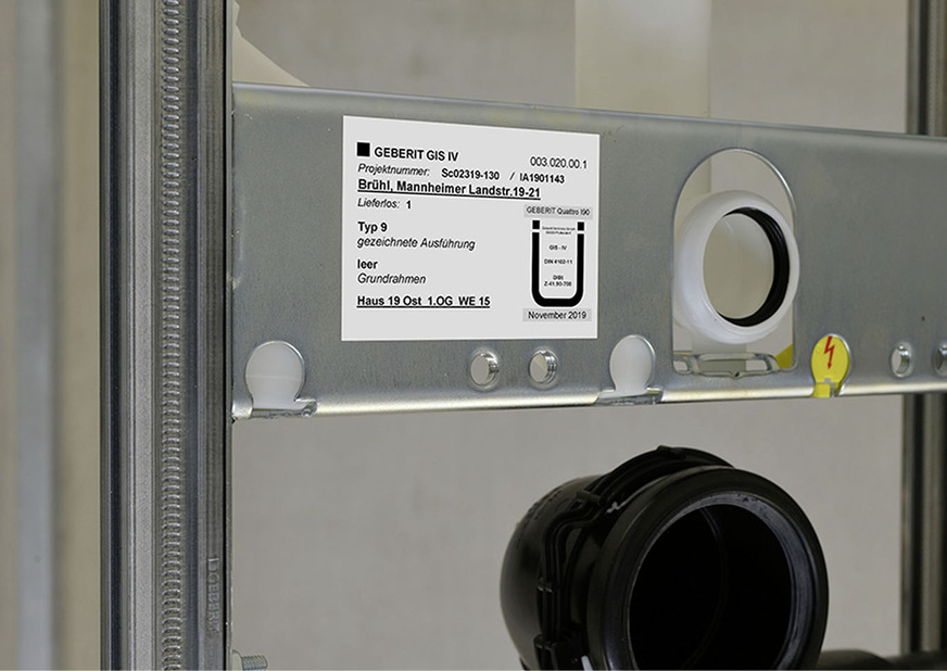 Mit der Ü-Kennzeichnung, wie hier bei einem vorgefertigten Quattro Installationsschacht, gibt der Hersteller seine Übereinstimmungserklärung, durch die in Anwendbarkeitsnachweisen verankerte/abgesicherte industrielle Vorfertigung ab. Zudem wird der Einbauort vorgegeben.