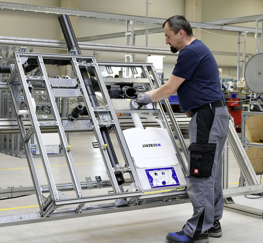 Dieses Bild zeigt die Vorfertigungsstufe „Tragsystem inklusive aller Montageelemente plus Teilverrohrung“. Je nach Kundenwunsch oder Ausschreibung werden die vorgefertigten Installationswände auf die Baustelle geliefert. Bei der Ausprägung der Rohrleitungen gibt es viele Optionen.