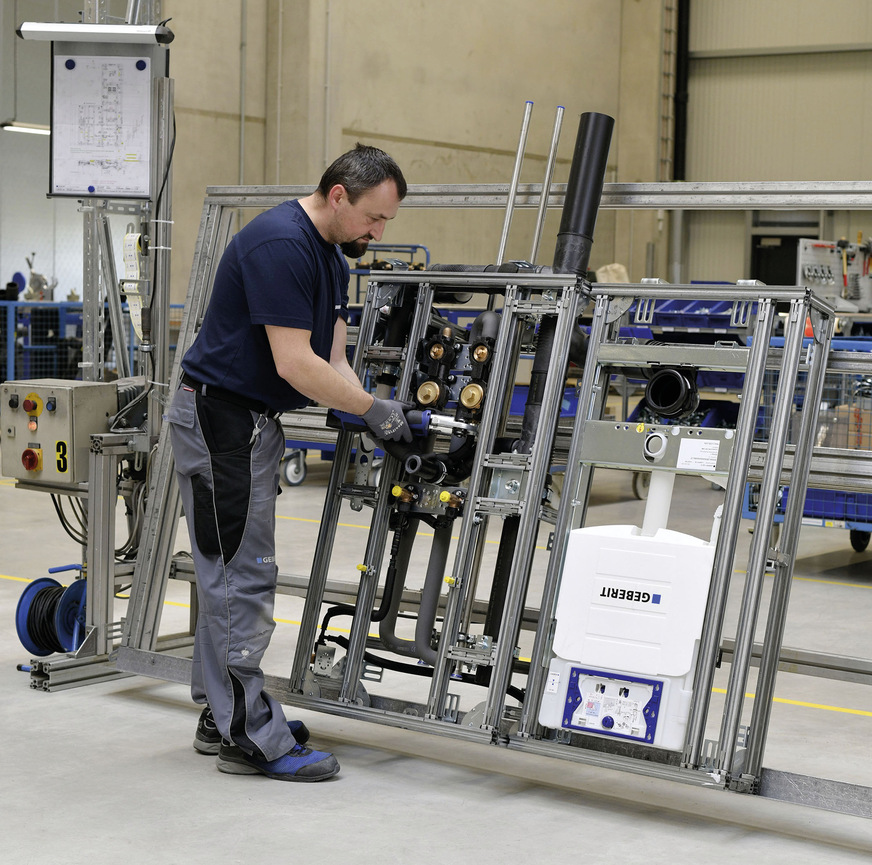 Ebenfalls machbar, die Variante „Tragsystem inklusive aller Montageelemente und aller Rohrleitungen“, also ein komplett industriell vorgefertigtes System. Die Lösung für alle größeren Bauprojekte, bei denen Einzellösungen nicht mehr wirtschaftlich sind.