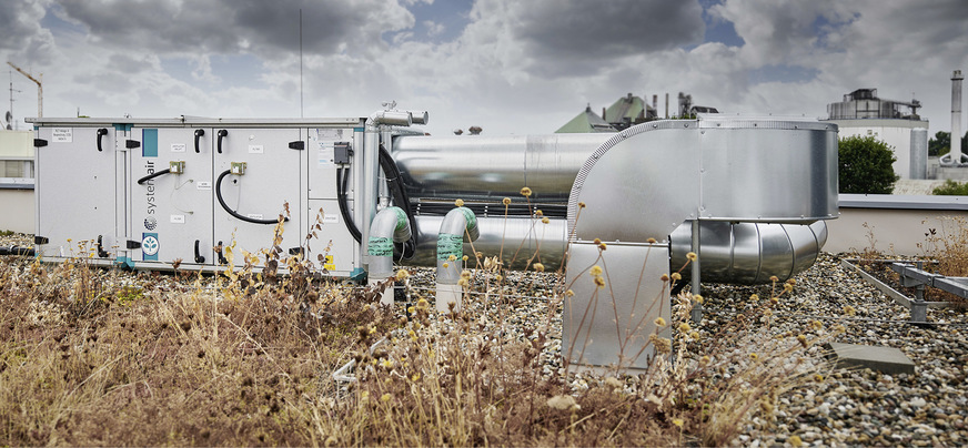 Zu den gesetzlichen Anforderungen an RLT-Anlagen gehört, dass die Innenraumluft der Außenluftqualität entspricht. Ist die Außenluft besonders belastet, sind zusätzliche Schutzmaßnahmen zu ergreifen.