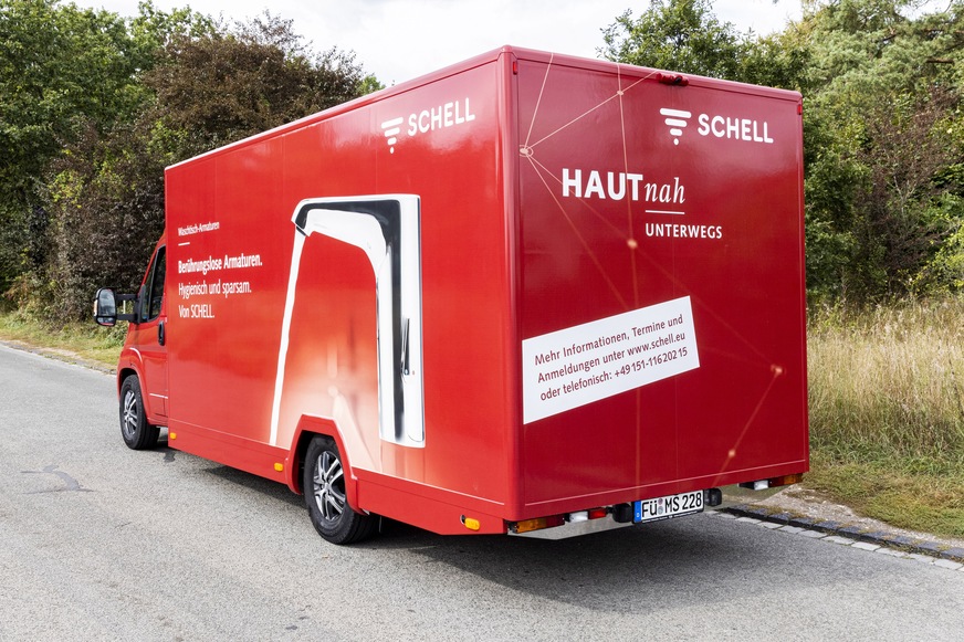 Der rollende Showroom von Schell. Außen Signalrot …