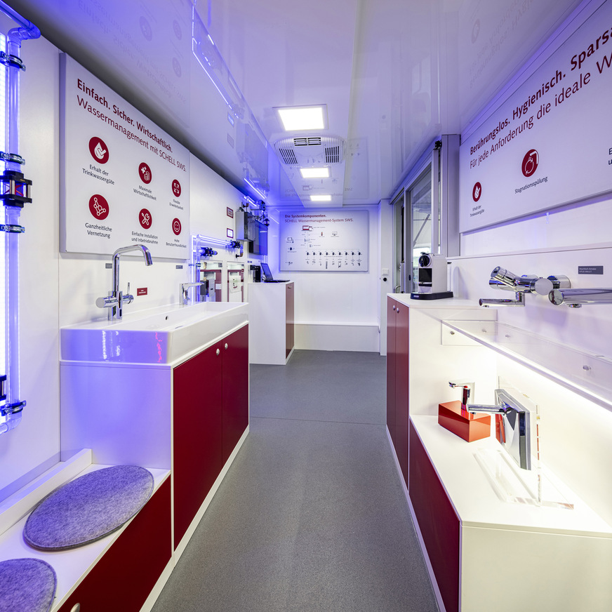 … Innen Technik vom Feinsten: Das multifunktionale Schell Mobil hat alle innovativen Schell-Lösungen für Trinkwasser- und Nutzer-hygiene an Bord.