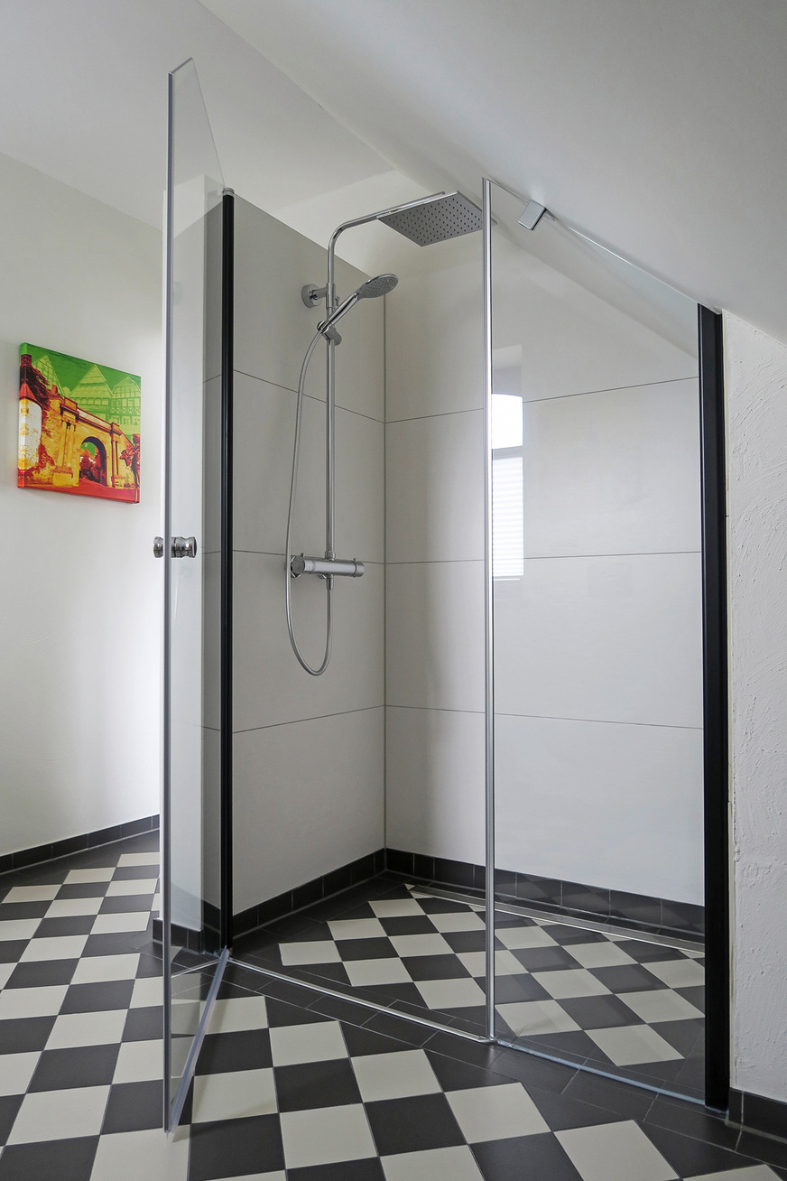 Im Neubau findet sich die Sonderlösung mit der schrägen Duschwand ebenfalls des Öfteren.