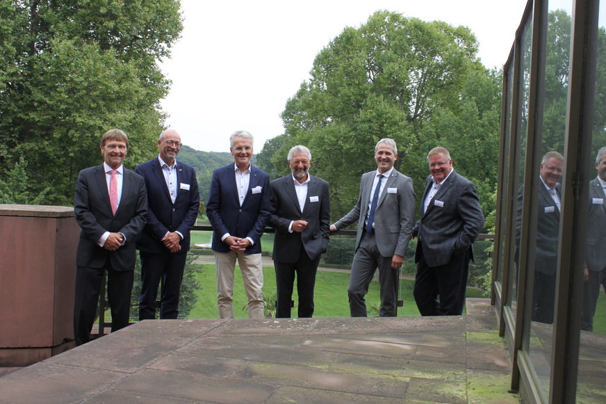 Günther Mertz, FGK-Geschäftsführer und die FGK-Vorstandsmitglieder Gerhard Warnke, Prof. Dr.-Ing. Christoph Kaup, Karl-Walter Schuster, Udo Jung und Uwe Glock (von links). Nicht im Bild: Prof. Dr.-Ing. Ulrich Eser und Rainer Feichtmeier.