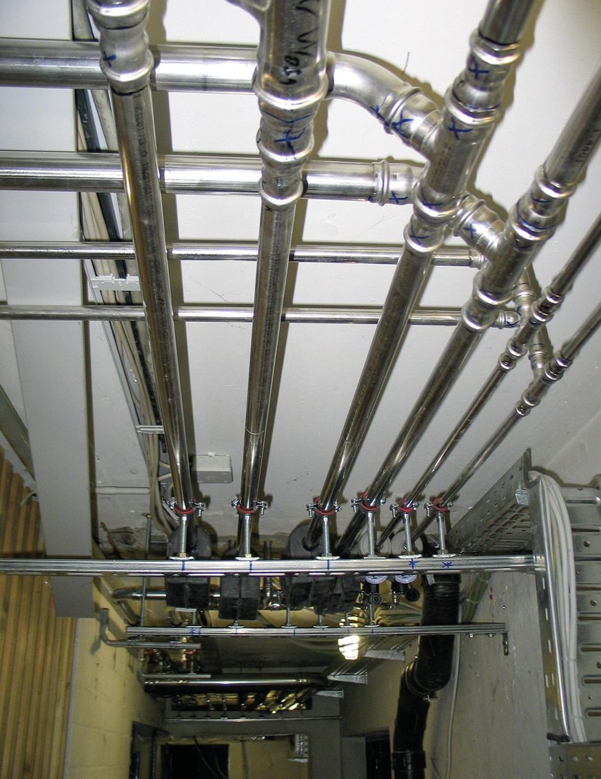 Trinkwasserleitungen sind die ­Lebensadern von Gebäuden. Sie sind von den Verantwortlichen in einem technisch und hygienisch einwandfreien Zustand zu betreiben.