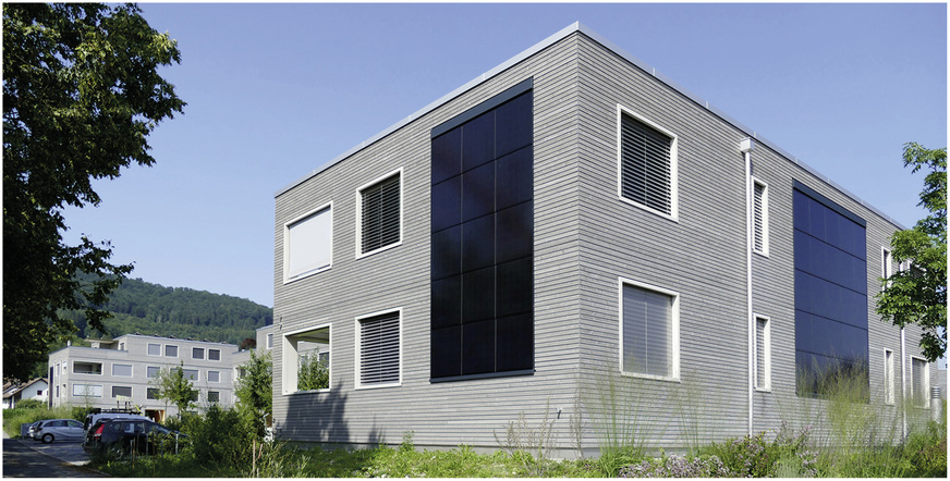Bild 1: Bei diesen vier Mehrfamilienhäusern der Areal-Überbauung in Möriken-Wildegg im Kanton Aargau stand die Eigenverbrauchsoptimierung mit Photovoltaikstrom zur Versorgung von vier Erdsonden-Wärmepumpen im Vordergrund. Durch Fassadenmodule mit südlicher, östlicher und westlicher Ausrichtung kann auch die Winter-, Morgen- und Abendsonne optimal genutzt werden.