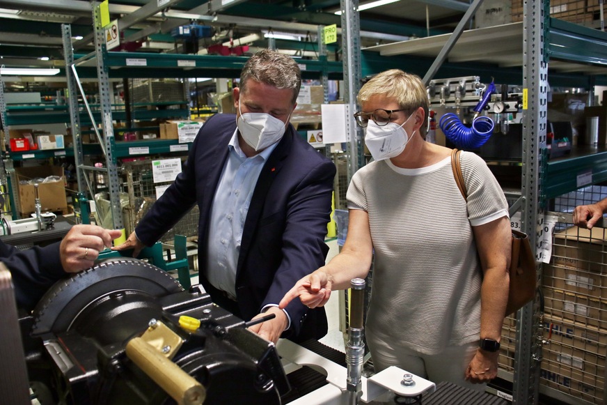 Der umweltpolitische Sprecher der SPD im Bundestag, Carsten Träger (l.), und die Bundestagsabgeordnete Sabine Dittmar nehmen das Innenleben des „Dachs“ genau unter die Lupe.