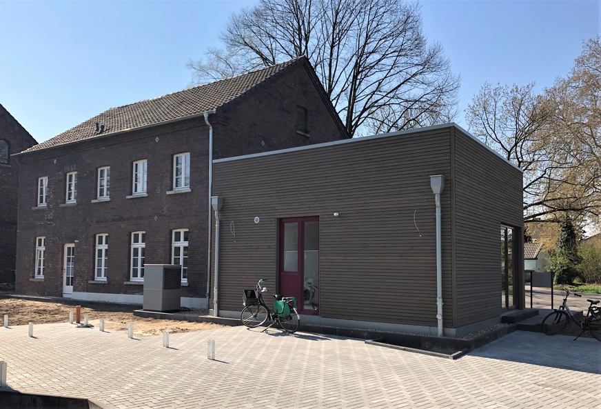 Bild 1: Bei der Sanierung und Erweiterung dieses denkmalgeschützten Wohnhauses in Duisburg wurde eine Luft/Wasser-Wärmepumpe mit einer 240-m²-Fußbodenheizung kombiniert. Ein Kunststoff-Wärmespeicher sorgt für die hydraulische Entkopplung von Wärmeerzeuger- und Heizkreislauf.