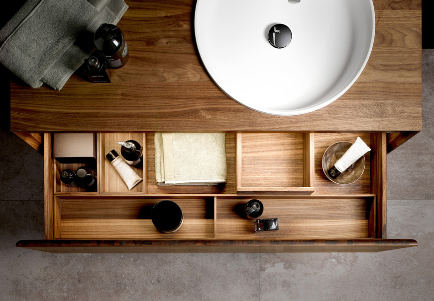 Holz zum Anfassen: Badmöbel in Vollholz werden immer häufiger von den Herstellern angeboten und unterstützen in der Badplanung den Eindruck ­einer nachhaltigen Badezimmergestaltung.