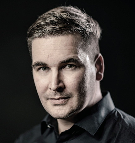 Stephan Pöppelmann (Designer, Studio Casa): „Die Systemlösung steckt im Detail. Mit der fugenlosen ‚Top Line‘-Oberfläche für die abgerundete Sanoasa Sitzbank 3 bietet Wedi ein Plus an Komfort mit höchstem Designanspruch.“