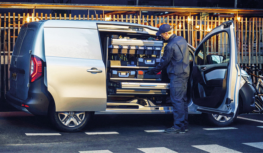 Komfortable Lösung: Optional bietet Ausrüster Sortimo ein Schwenkregal für den Kangoo – so kommt der Servicetechniker komfortabel an seine Utensilien.