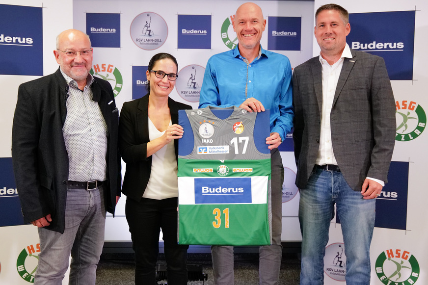 Von links: Andreas Joneck, Geschäftsführer RSV Lahn-Dill; Eva Carmen Schlechtriemen, Brand Management and Communication Buderus; Stefan Thiel, Vertriebsleiter Buderus Deutschland, und Björn Seipp, Geschäftsführer HSG Wetzlar.