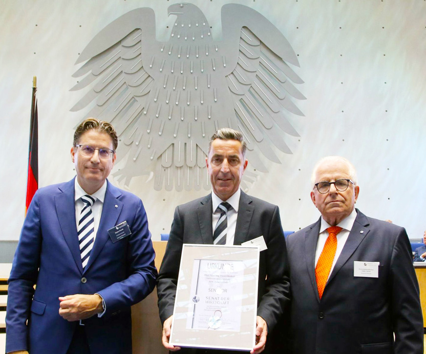 HDG-Geschäftsführer Harald Benkert (m.) bei der Verleihung der Berufungsurkunde zusammen mit dem Vorstandsvorsitzenden des Senats der Wirtschaft für Deutschland, Norbert Streveld (li.) und dem Vorstandsvorsitzenden des Senate of Economy International, Dieter Härthe (re.).