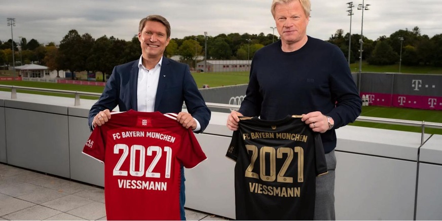 Trikots mit Signalwirkung: Thomas Heim, Vertriebs- und&nbsp; Marketingvorstand bei Viessmann und&nbsp;Oliver Kahn,&nbsp; Vorstandsvorsitzender des FC Bayern stellen die Kooperation zwischen dem FC&nbsp;Bayern München und Viessmann vor.