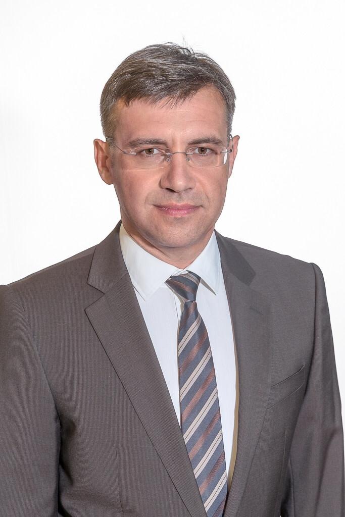 Artur Steinbrecher verantwortet die Holzbrennstoff-Vermarktung der Holzindustrie Torgau GmbH & Co. KG (HIT) und ist Geschäftsführer des Tochterunternehmens PLT Torgau GmbH. Seit 2020 ist er Vorsitzender der Fachgruppe Holzbriketts beim Deutschen Energieholz- und Pellet-Verband (DEPV).