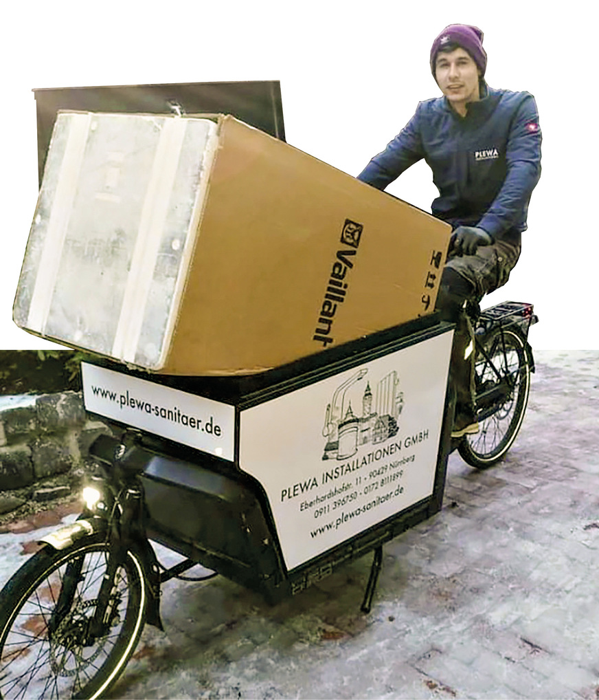 Auch ein Teil der Unternehmensphilosophie: Jakob Schröder transportiert einen elektrischen Warmwasserspeicher im Lastenrad.