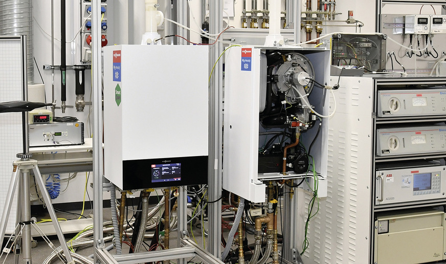 Bild 4: Prüfstand mit einem „H2-ready”-Brennwert-Wandgerät, das sich auch auf den Betrieb mit 100 % Wasserstoff umstellen lässt.