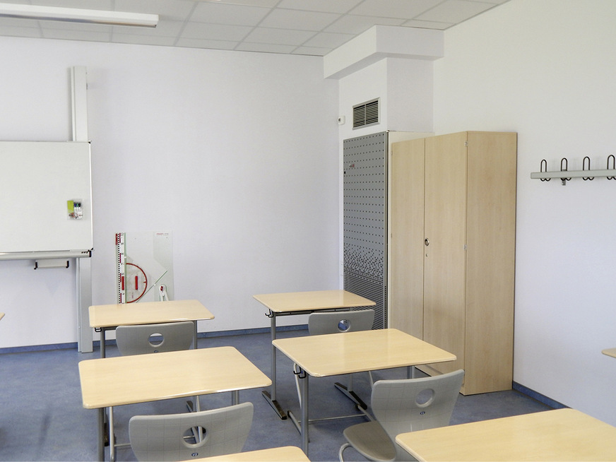 In diesem Klassenzimmer sorgt ein Einzelraum­lüftungsgerät für hohe Raumluft­qualität.