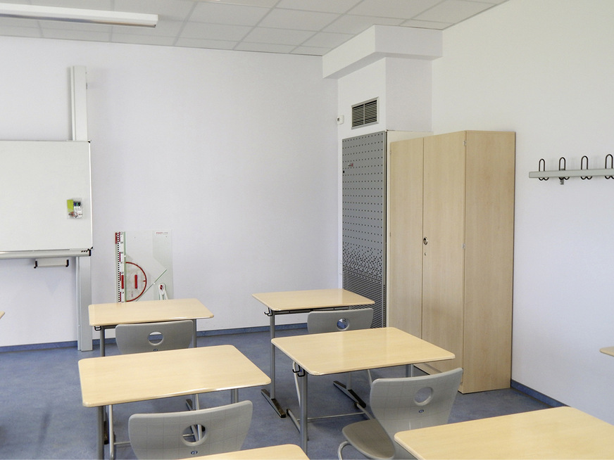 In diesem Klassenzimmer sorgt ein Einzelraumlüftungsgerät für hohe Raumluftqualität.