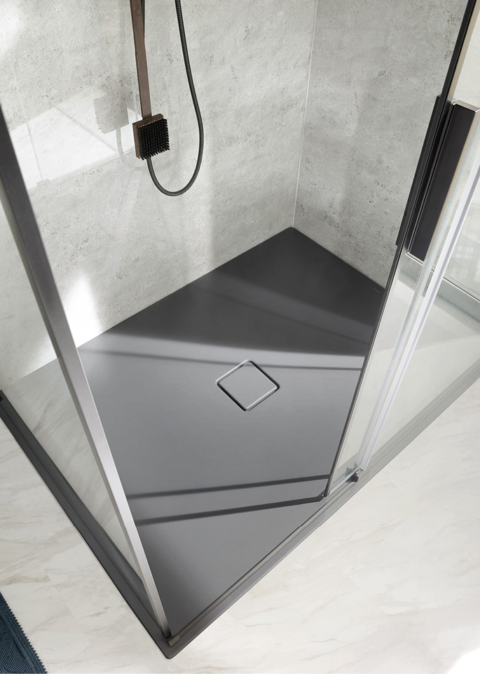 Integrative Farbfläche: Die bodengleiche Dusche Conoflat von Kaldewei bietet extrem flaches Design ohne Stolperkante. Der emaillierte Ablaufdeckel fügt sich nahtlos ein.