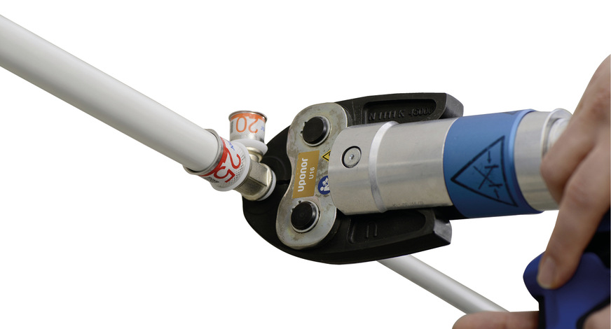 Pressfittings sind häufig mit einer farbigen Folie versehen, die sich nach der Verpressung einfach abstreifen lässt – unverpresste Fittings werden so deutlich sichtbar.