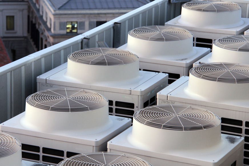 Die Allgemeine Verwaltungsvorschrift zur Beschaffung klimafreundlicher Leistungen (AVV Klima) sieht vor, dass u. a. Multisplit/VRF-Klimageräte mit mehr als 10 kW ab 2022 durch Dienststellen des Bundes nur noch in besonderen Ausnahmefällen beschafft werden dürfen.