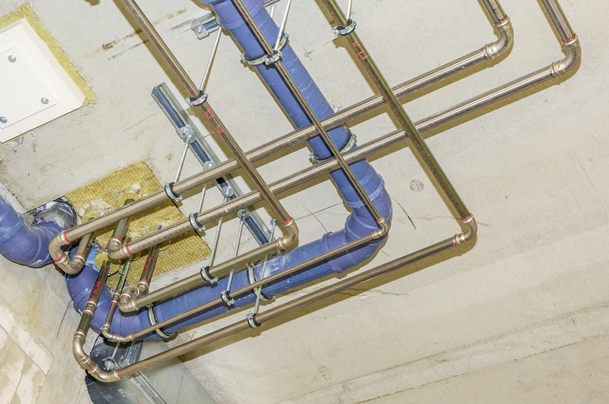 So sieht die Praxis aus: Auf engem Raum gehen viele verschiedene Rohrleitungsarten in Schächten durch Brandschutzabschnitte. Bei üblichen Anwendbarkeitsnachweisen müssen hier Mindestabstände eingehalten werden.